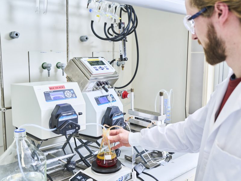 Gold and Iron Oxide Nanoparticles in Diagnostic Imaging